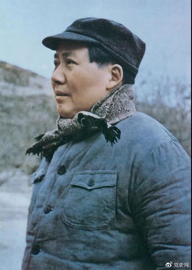 　　1947年3月18日，中共中央機(jī)關(guān)主動(dòng)撤離延安。毛澤東和周恩來、任弼時(shí)等繼續(xù)留在陜北，指揮全國人民解放戰(zhàn)爭。這是轉(zhuǎn)戰(zhàn)陜北前夕的毛澤東。